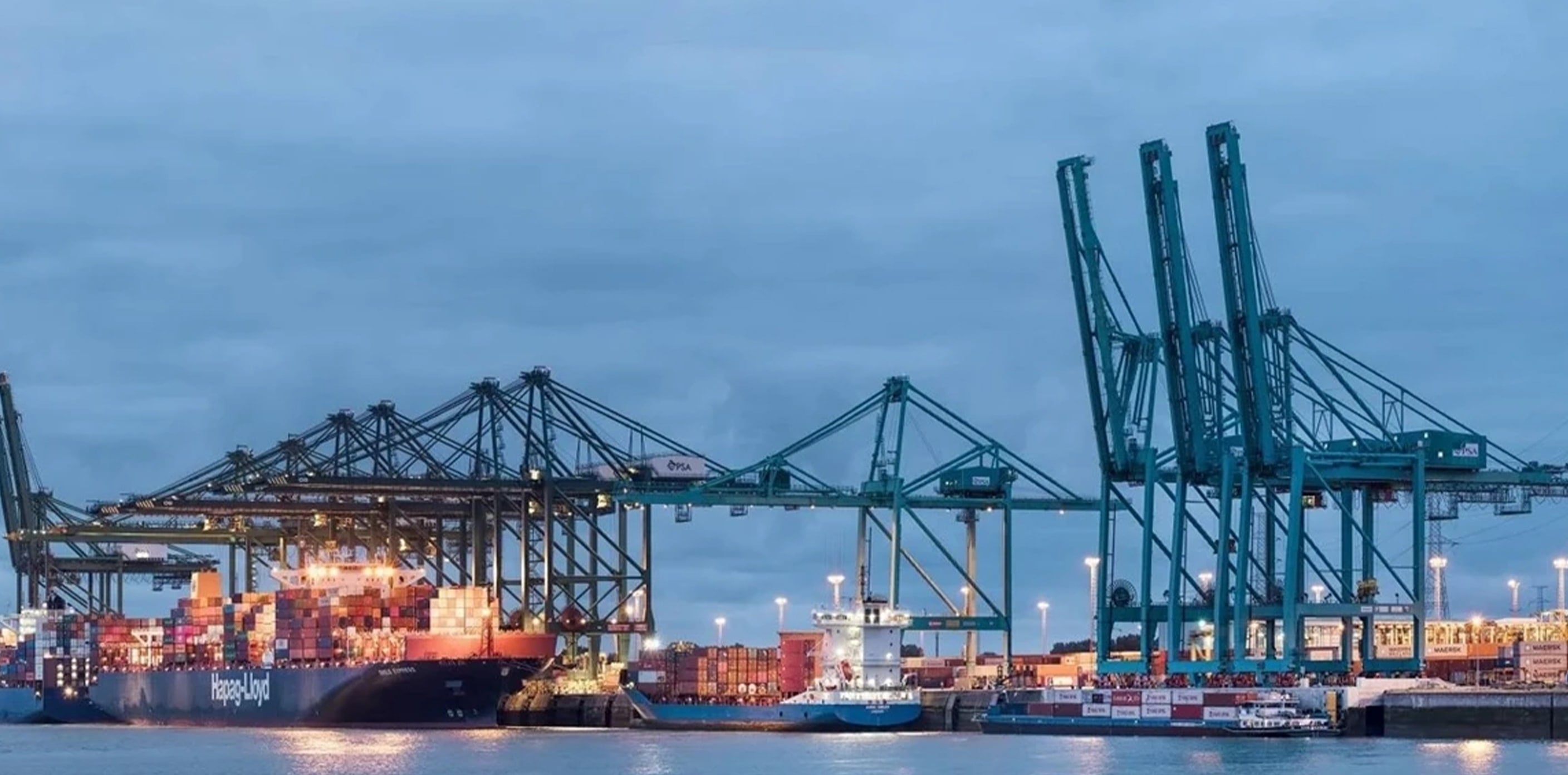 Petrol sızıntısı gemi trafiğini durdurdu