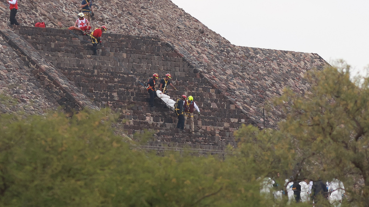 Tarihi piramidin tepesini kana buladı