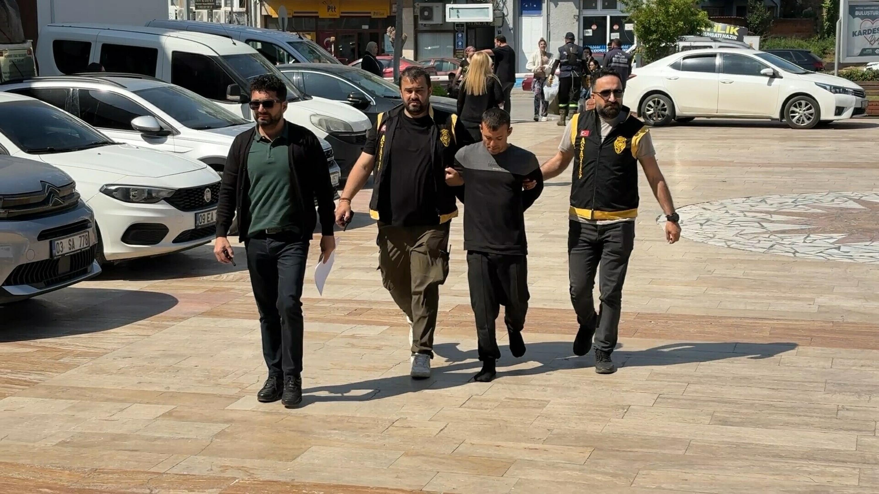 Polisi karşısında görünce yalın ayak kaçmaya çalıştı