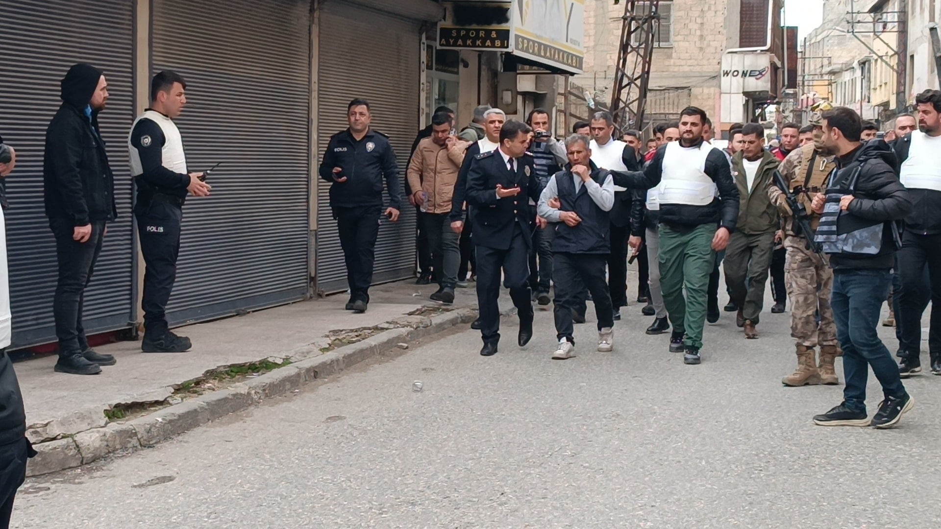 Dehşet anları! 5 kişiyi rehin alan firari, ikna sonucu teslim oldu