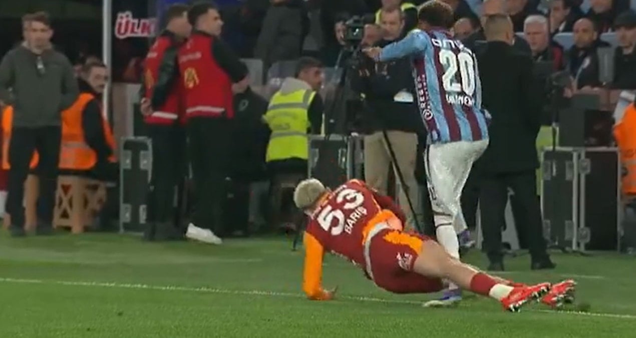 Dev derbide kritik pozisyon! Hakem VAR'a gitti karar değişmedi