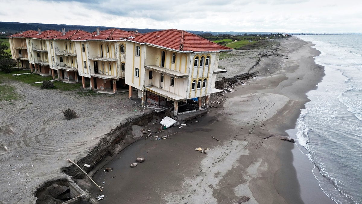 Deniz 100 metre içeri girdi villalar çöktü! Korku filmi gibi tatil köyü