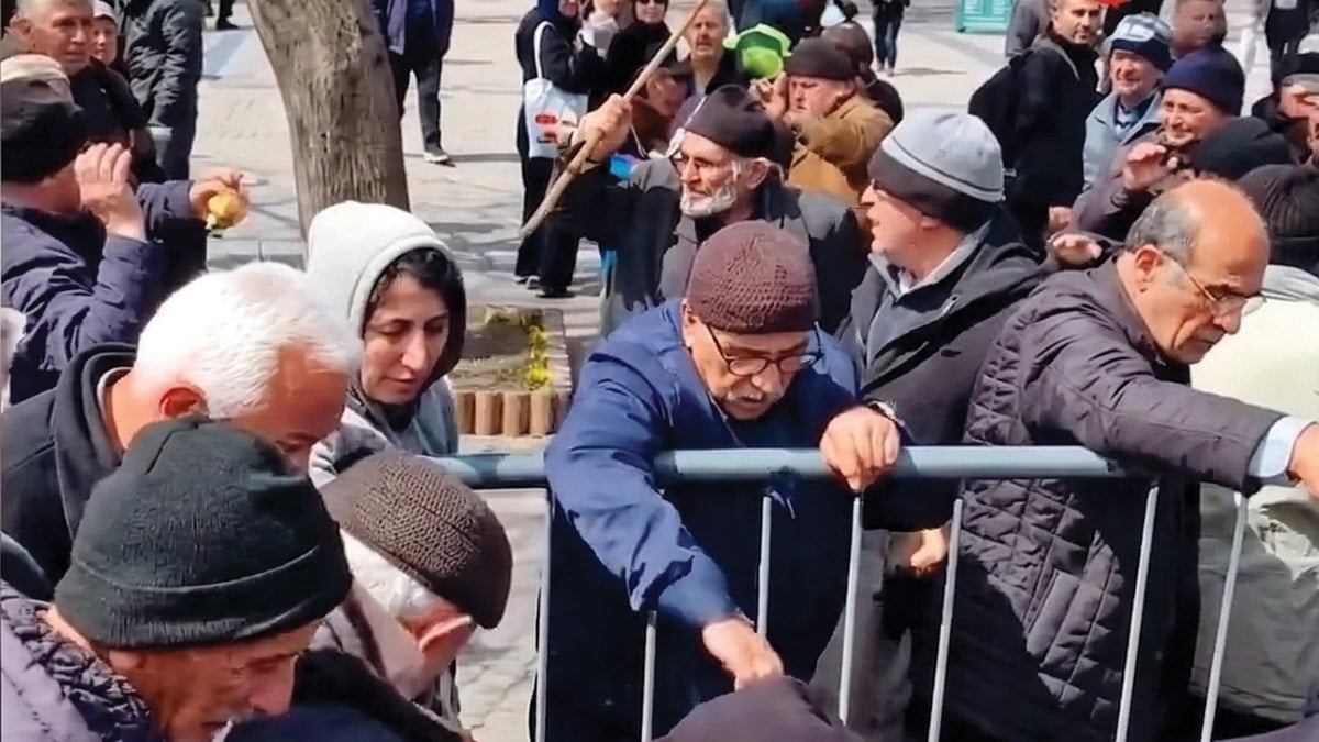 Halkı bir elmaya muhtaç ettiler