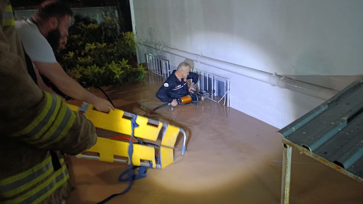 Mardin'de sağanak: Ev ve iş yerlerini su bastı