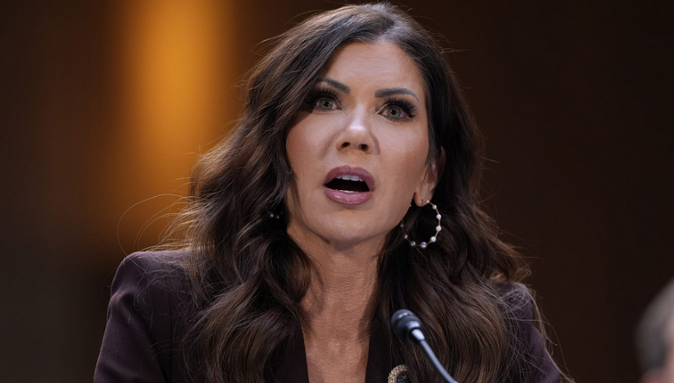 Eski İç İstihbarat Bakanı'nın kocası kadın gibi giyindi: fotoğraflarıyla birlikte 25 bin dolar gönderdi