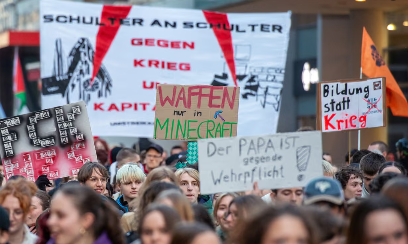 Almanya'nın yeni asker yasası gençleri sokağa döktü