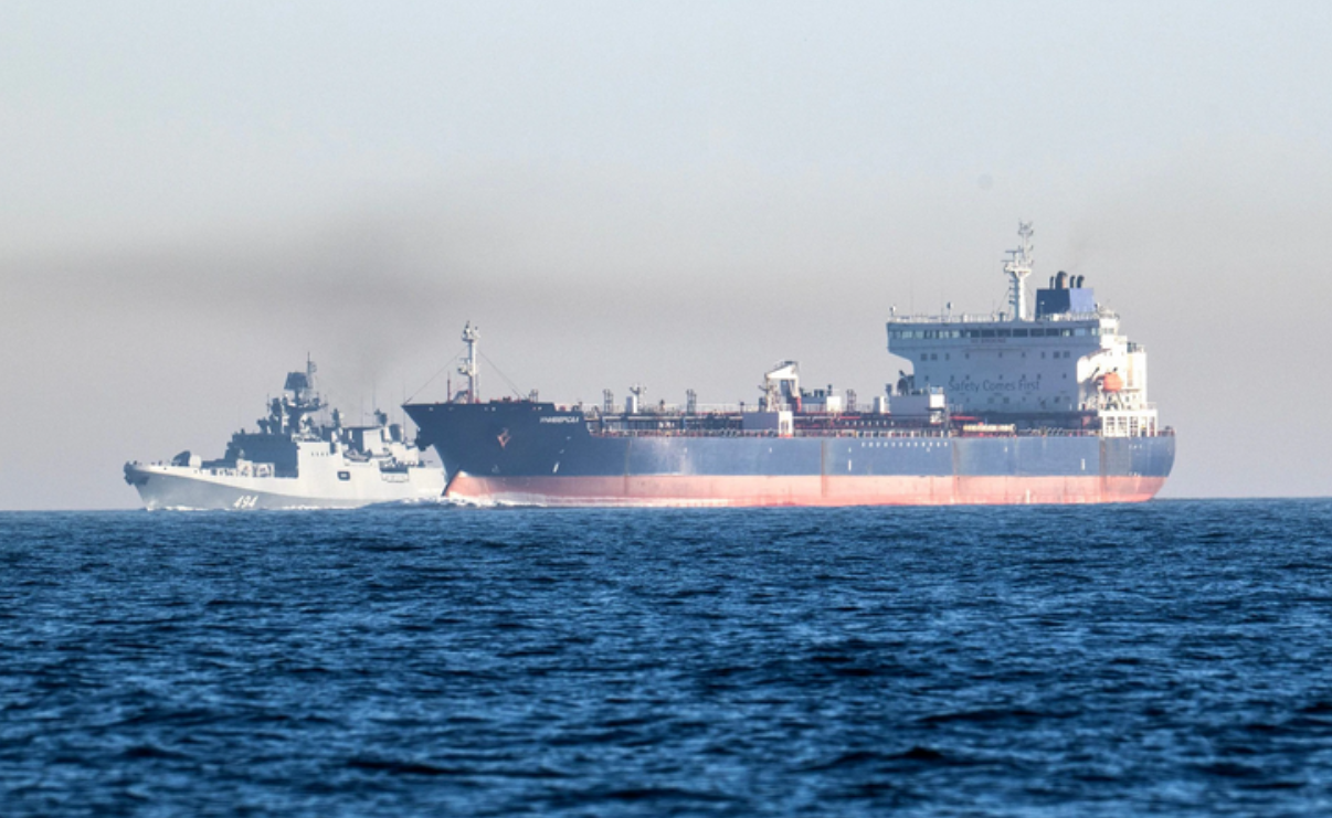 Rus savaş gemisi İngiliz kıyılarında belirdi: Dünyayı endişelendiren restleşme