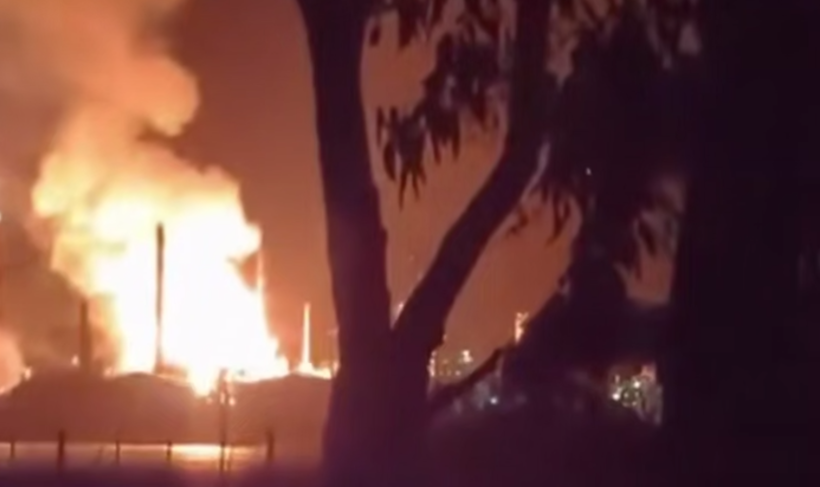 Avustralya'nın en büyük rafinerisi alev alev yandı