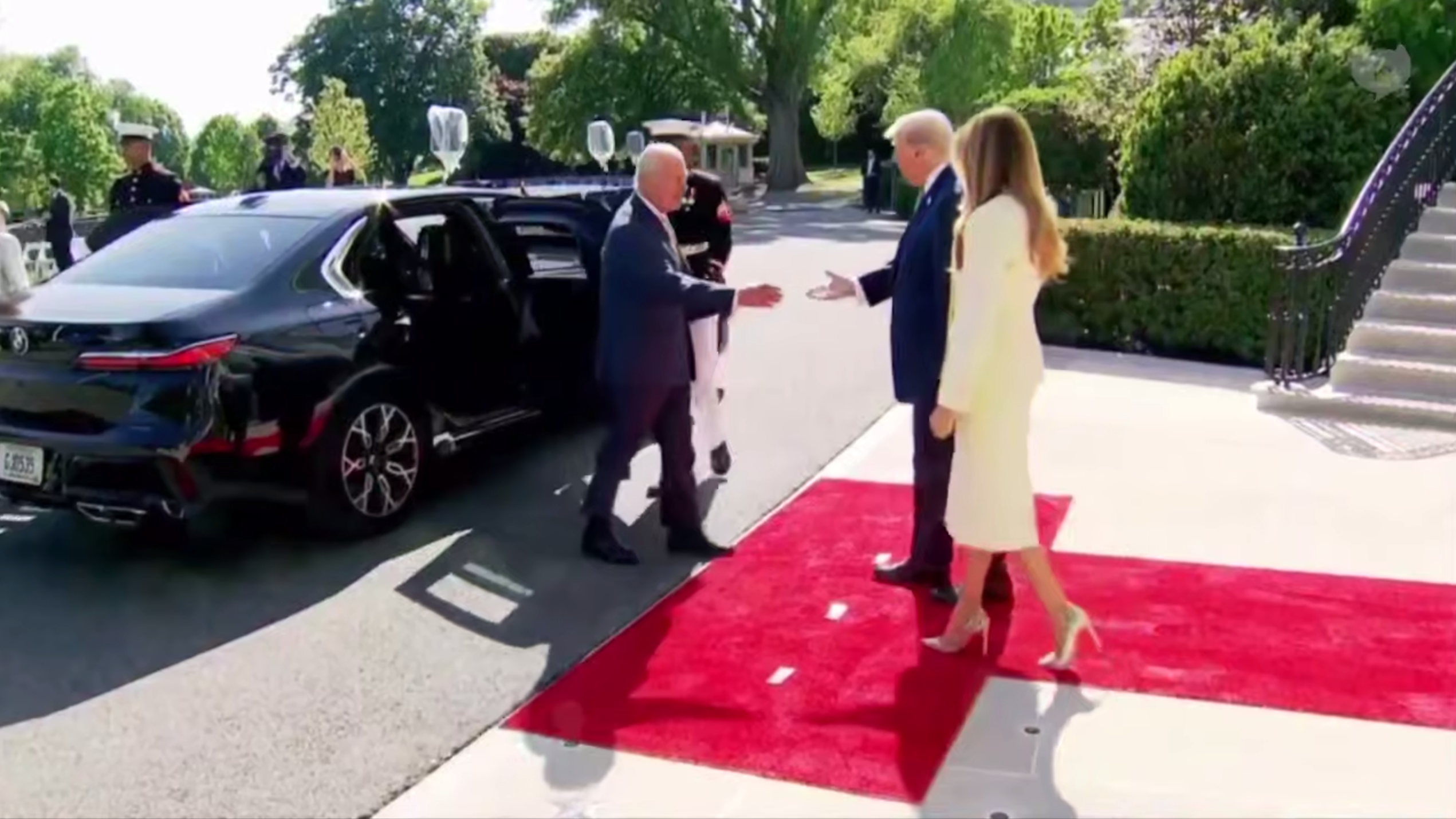 Büyük çekişme kameralara yansıdı: Trump'ın taktiği Kral'a işlemedi