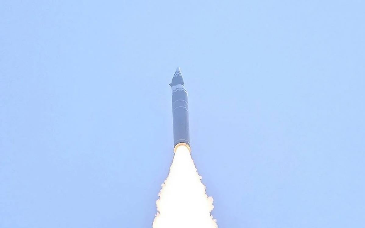 Dünyanın gözü ABD ve İran'dan oraya kaydı! Fırlattığı dev roket havada kayboldu