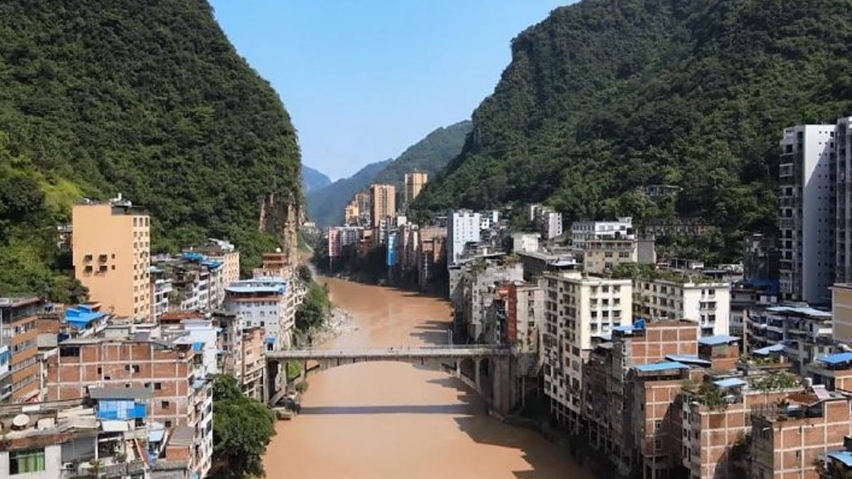 Genişliği sadece 30 metre olan şehir: Yüksek ayakları var 