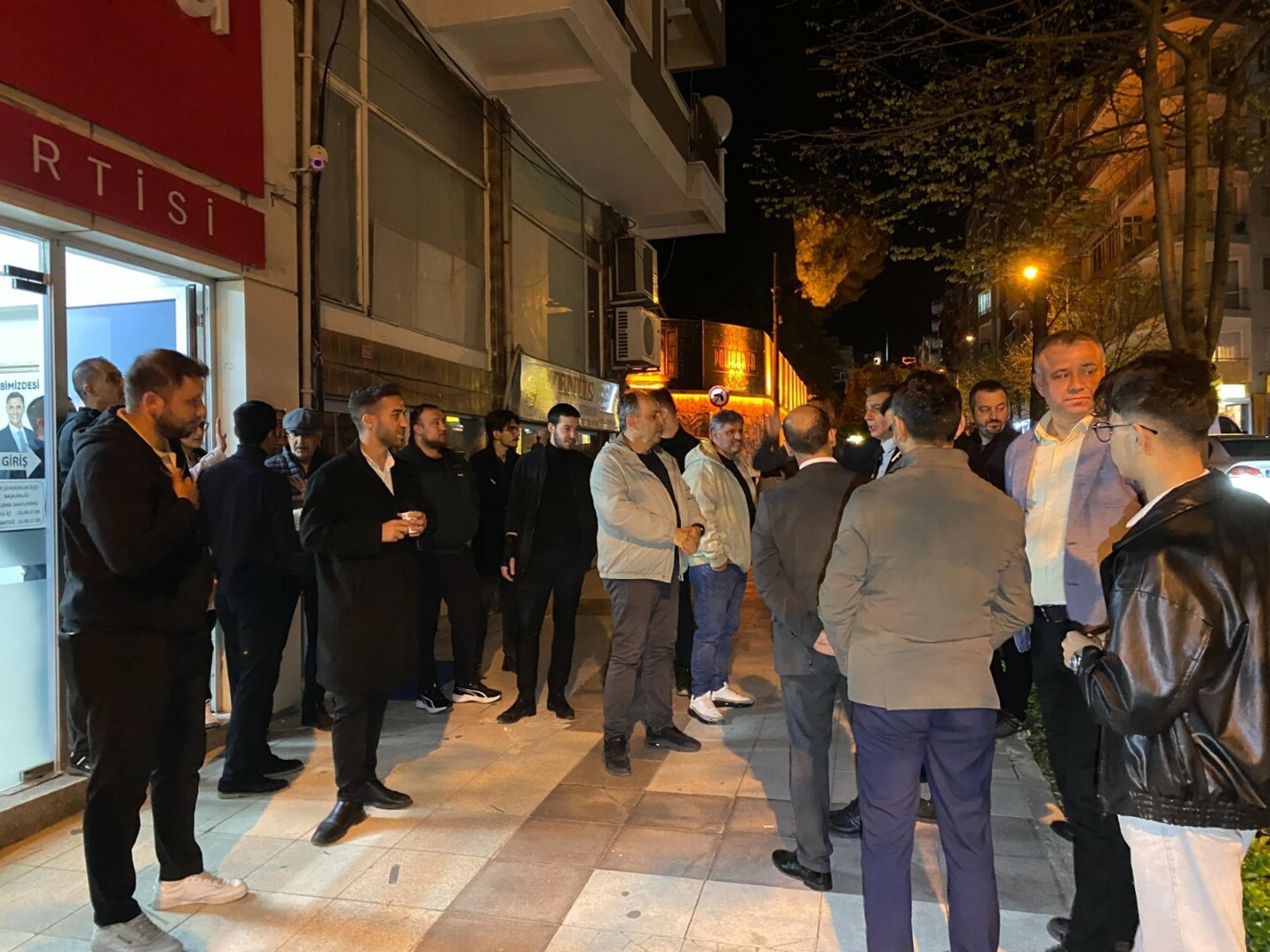 Şehzadeler CHP İlçe Başkanlığı binasına taşlı saldırı!