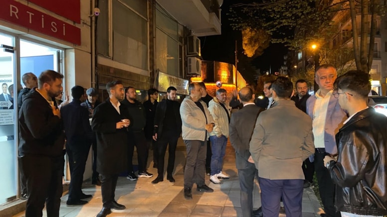 Şehzadeler CHP İlçe Başkanlığı binasına taşlı saldırı! - Sözcü