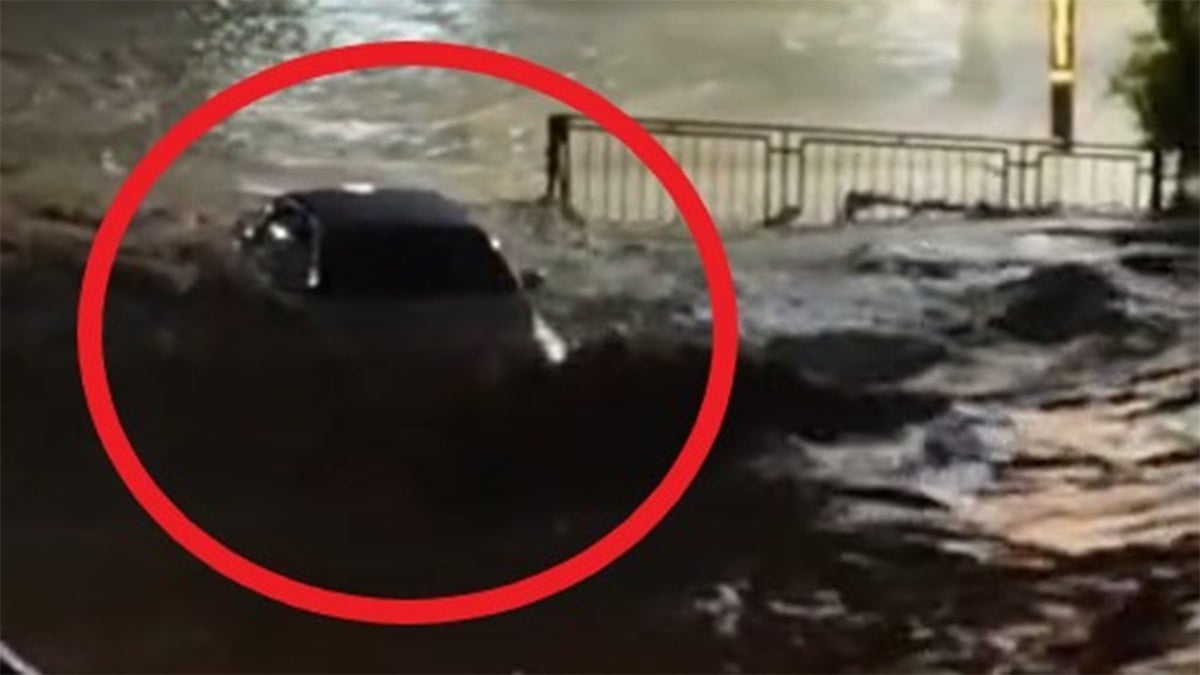 Sel suları iki kişiyi böyle yuttu! Dehşet anları kamerada