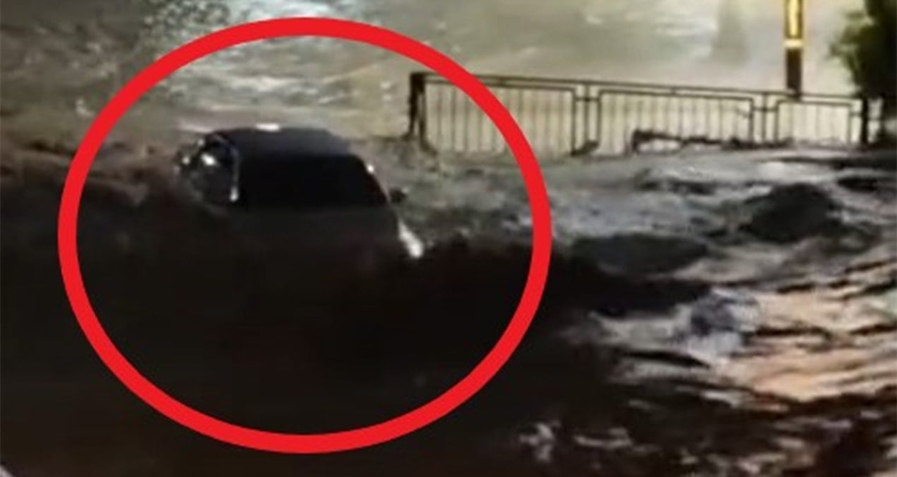 Sel suları iki kişinin içinde olduğu aracı böyle yuttu! Dehşet anları kamerada