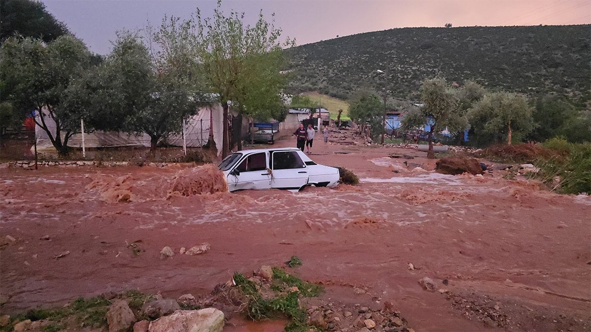 Kenti sel esir aldı, sulara kapılan 1 kişi kayıp
