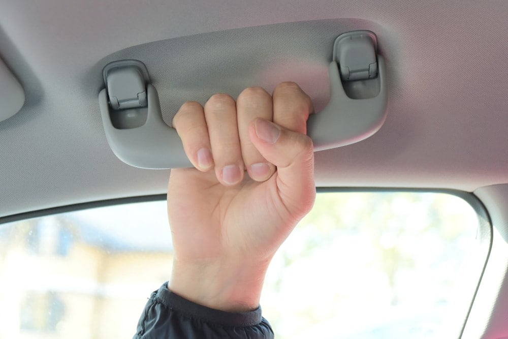 Meğer hepimiz yanlış biliyormuşuz: Arabadaki o kolun gerçek amacı bakın neymiş