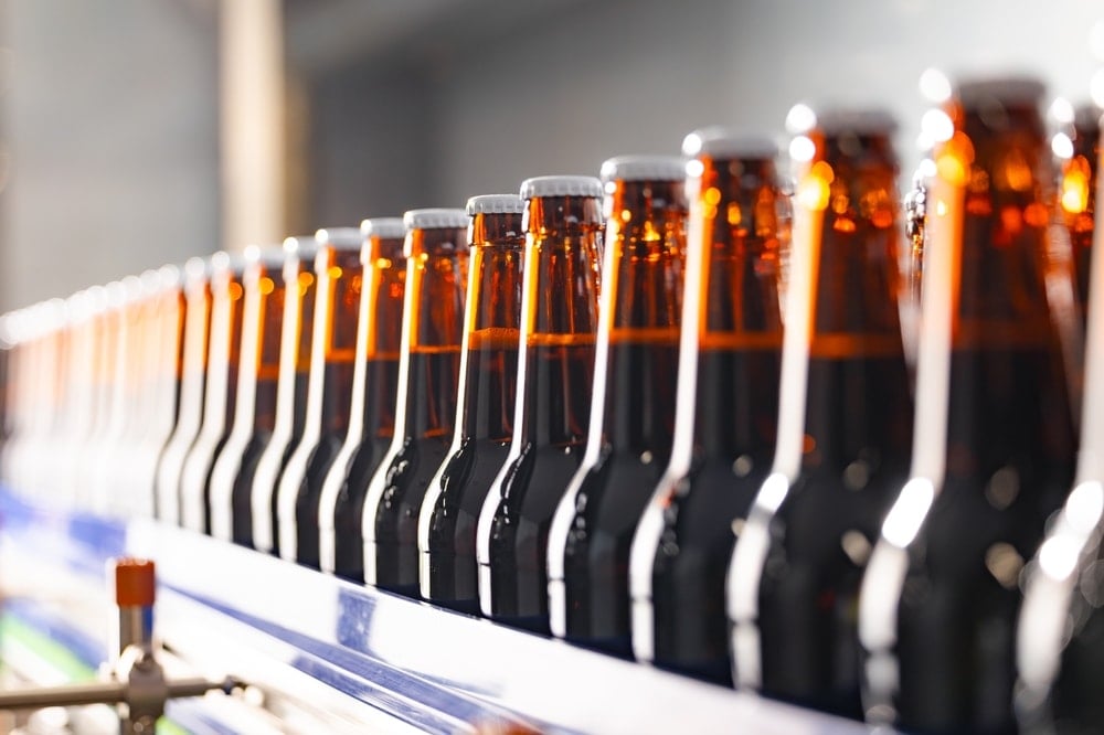 Anadolu Efes, Kamuyu Aydınlatma Platformu’na (KAP) yaptığı bildirimle, içecek sektöründeki faaliyet alanlarını çeşitlendirme hedefi doğrultusunda önemli bir aşamanın tamamlandığını açıkladı. Şirket, Mercan Rakı markasının üreticisi olan Tariş Üzüm Alkollü Alkolsüz İçecekler Sanayi ve Ticaret A.Ş.’nin çoğunluk hisselerini bünyesine katmak için S.S. Tariş Üzüm Tarım Satış Kooperatif Birliği ile mutabakata vardı.  Sürecin finansal ve operasyonel yönetimini optimize etmek amacıyla, devralma işlemi 