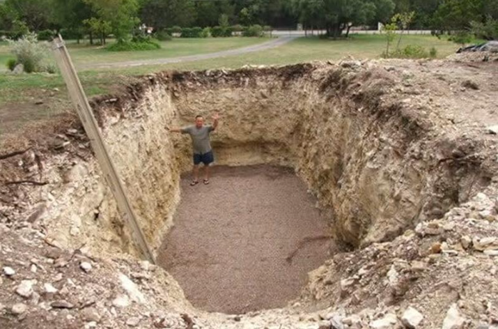 Bahçesine çukur kazdı diye herkes onu kıskandı: Sebebi ise akıl almaz çıktı