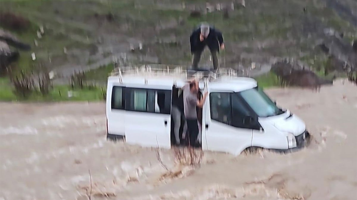 Selin ortasında can pazarı! Mahsur kaldığı minibüste can verdi