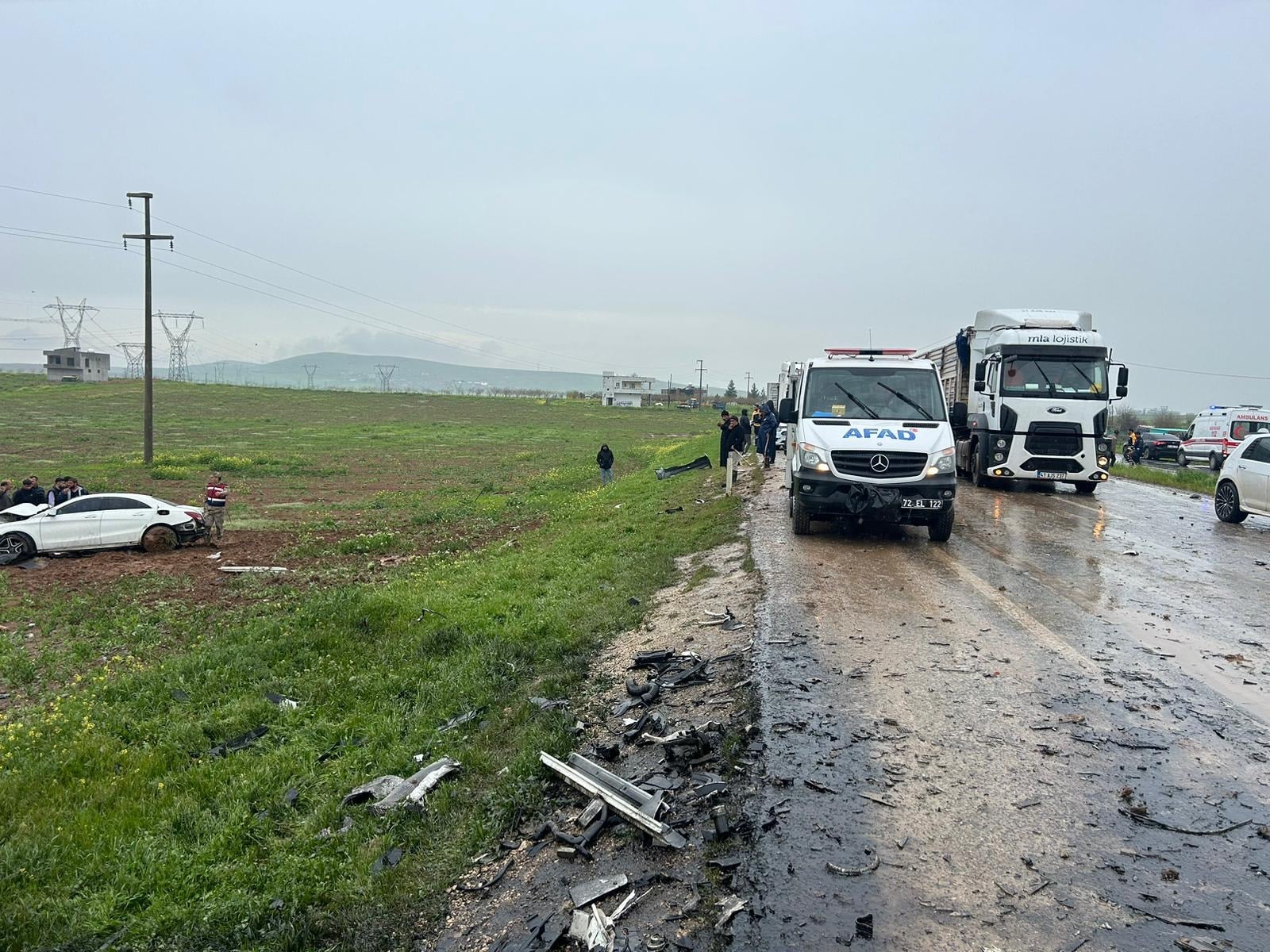 Kamyonetle çarpışan otomobil tarlaya yuvarlandı; 2 ölü, 3 ağır yaralı