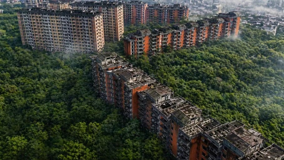 Bu bölgedeki binalar batmaya başladı: 40 yıllık site toprağa gömülüyor