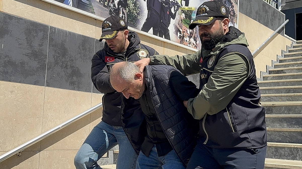 Sosyal medyada polis yeleğiyle yayın yapan şüpheli adliyede