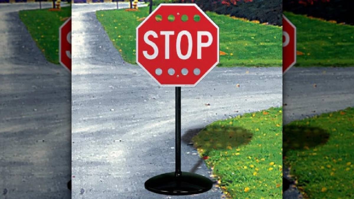 Meğer dur levhalarında bu yüzden delikler açılıyormuş