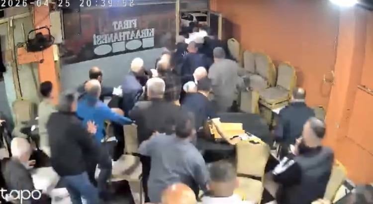 Araçtan çıkan yüksek ses camları titretti; müşteriler deprem sanıp kaçtı