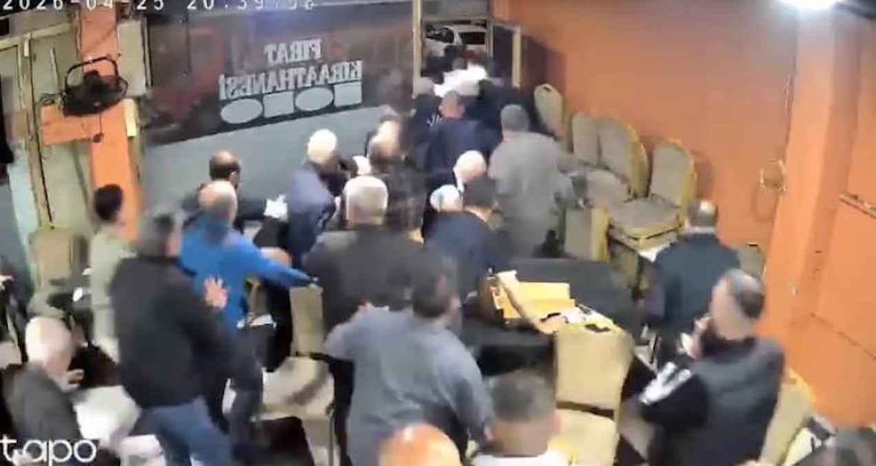 Araçtan çıkan yüksek ses camları titretti; müşteriler deprem sanıp kaçtı