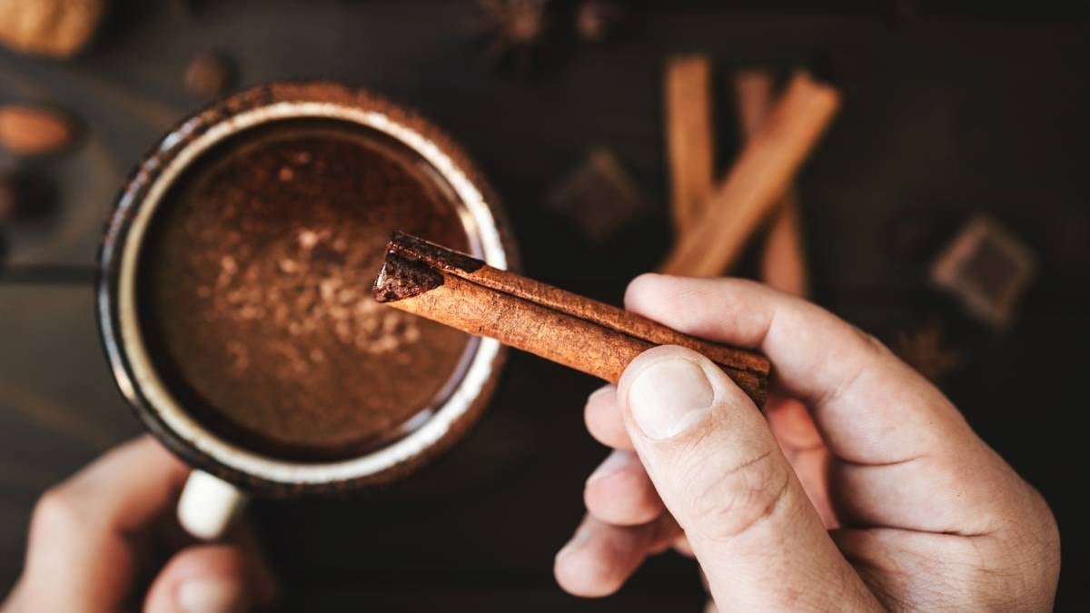 Perşembe günleri kahveye tarçın ekleyip içmek erkekleri zenginleştirir mi? Sosyal medya ilginç Rus ritüelini konuşuyor