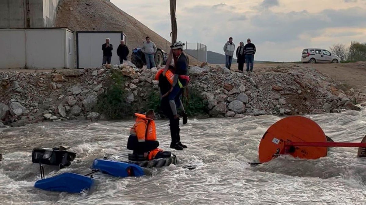 Traktör su içinde devrildi, işçiler suda mahsur kaldı