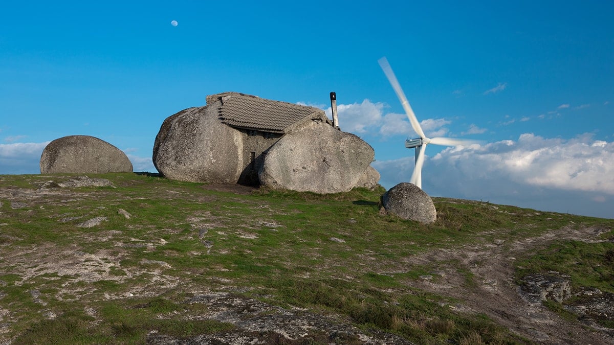 Dev kayaların arasına ev kondurdular