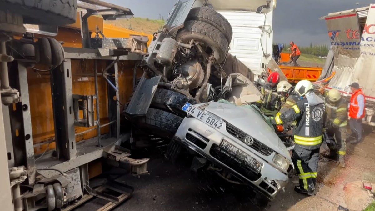 TEM'de 4 araç birbirine girdi! Ölü ve yaralılar var