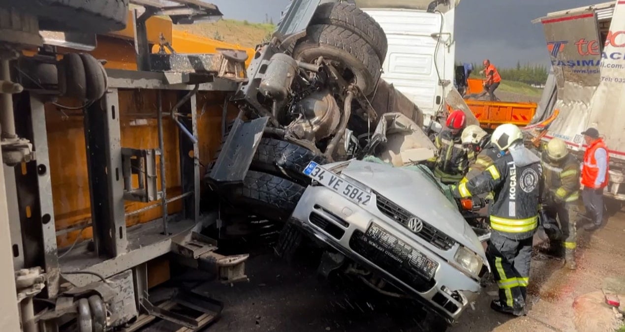 SON DAKİKA | TEM'de 4 aracın birbirine girdiği kaza! Ölü ve yaralılar var