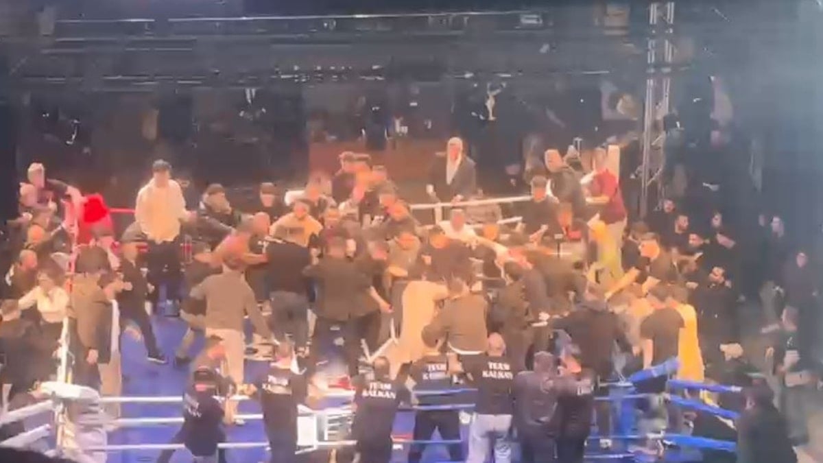 Boks maçında ortalık karıştı! Ring savaş alanına döndü