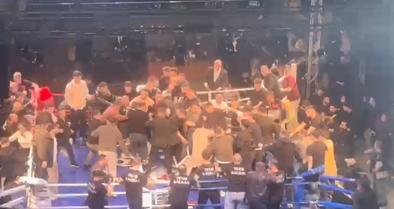 Boks maçında ortalık karıştı! Ring savaş alanına döndü