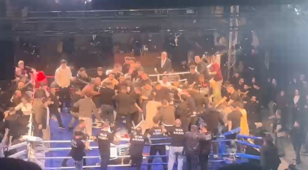 Türk ve Rus boksörün maçında ring savaş alanına döndü