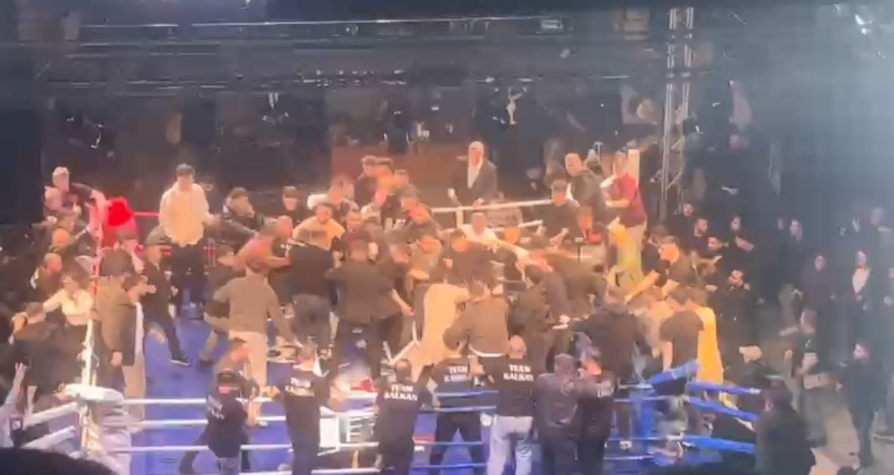 Türk ve Rus boksörün maçında ring savaş alanına döndü