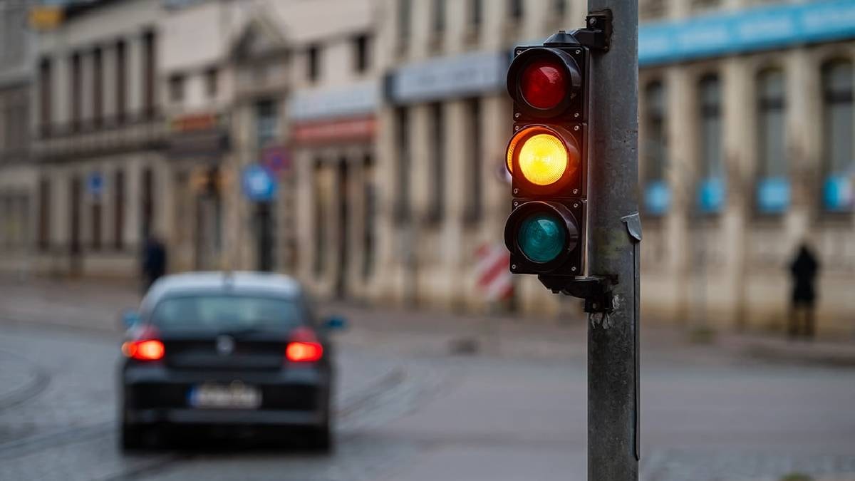 Meğer trafik ışıkları bu yüzden kırmızı, sarı ve yeşilmiş