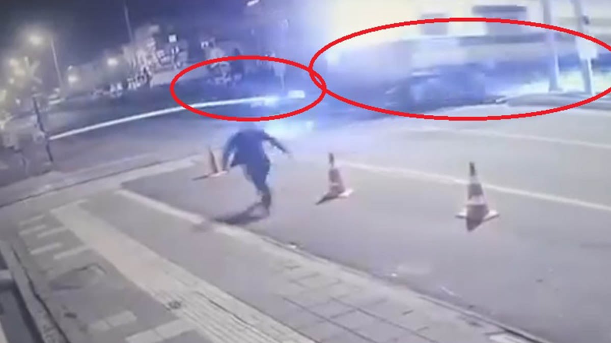 Otomobilin yük trenine çarptığı kaza anı