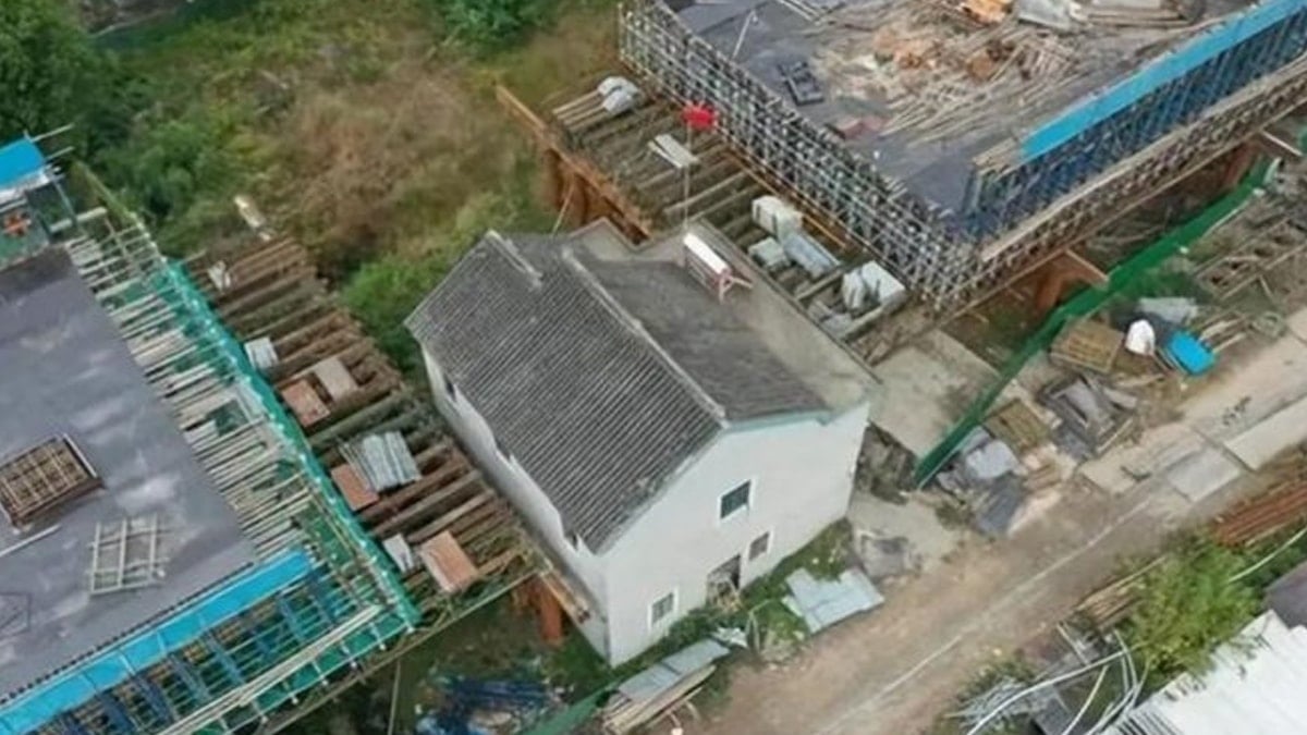 Tren raylarının arasında tek başına kalan apartman sosyal medyanın diline düştü