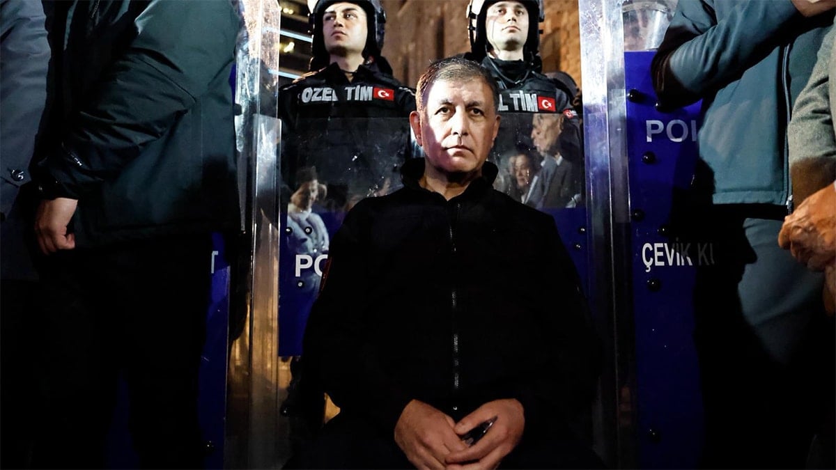 İzmir Büyükşehir Belediye Başkanı Cemil Tugay gece boyu nöbette