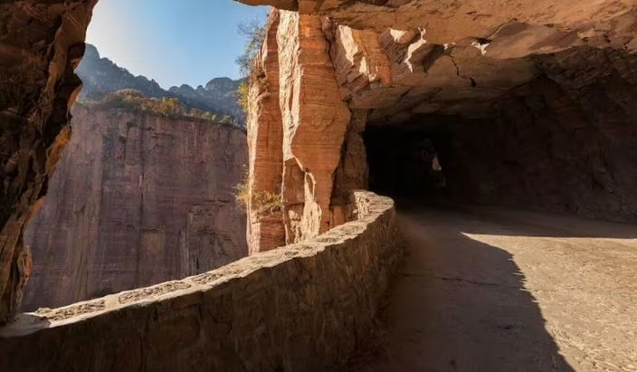 13 köylünün elleriyle yaptığı 1200 metrelik bu tünelde aşağı bakmak yürek istiyor