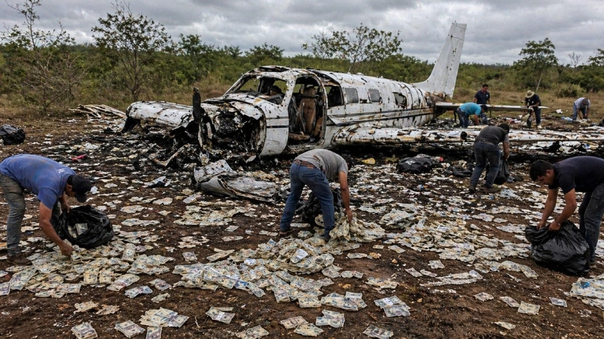 5 milyon dolar taşıyan uçak düştü! Gökyüzünden para yağdı, halk birbirini ezdi