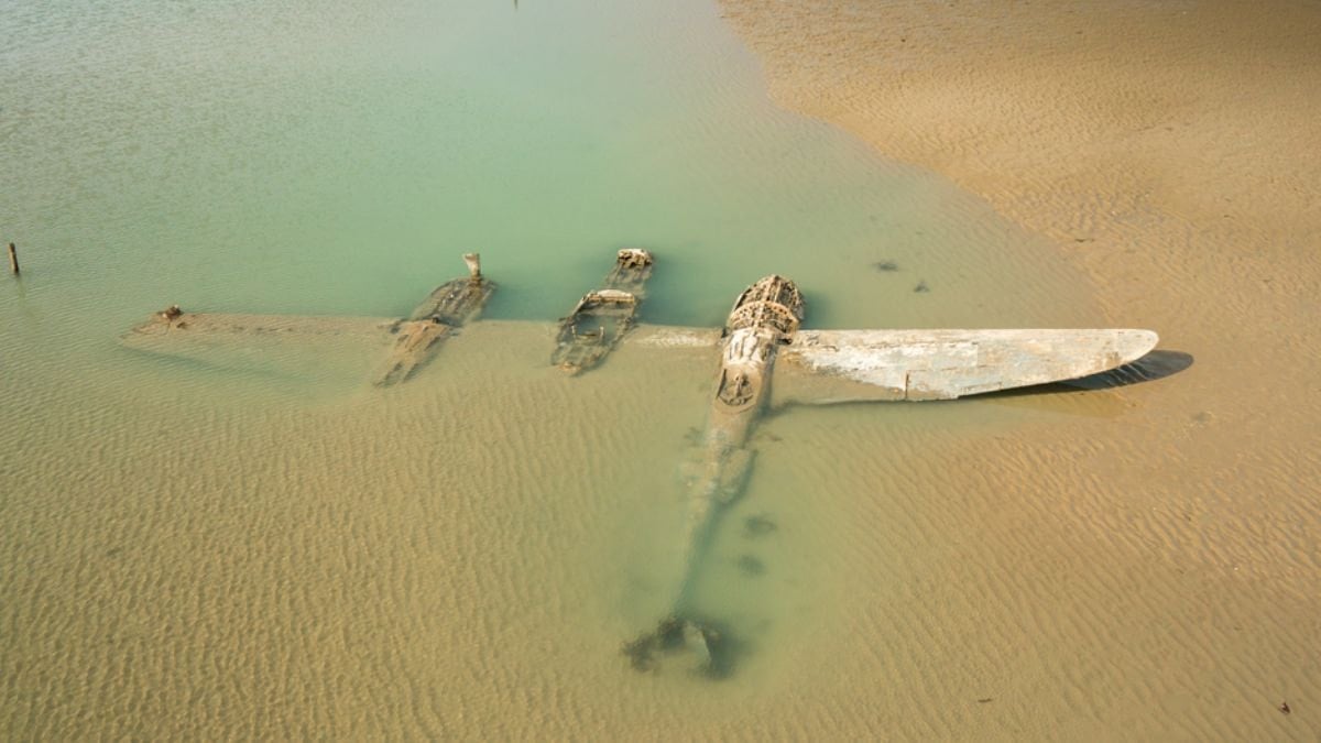 Kumların altından savaş uçağı çıktı!