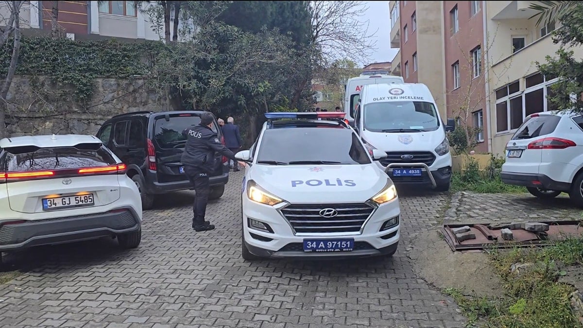 Dehşet evi: Anne ve babasını öldürüp intihar etti