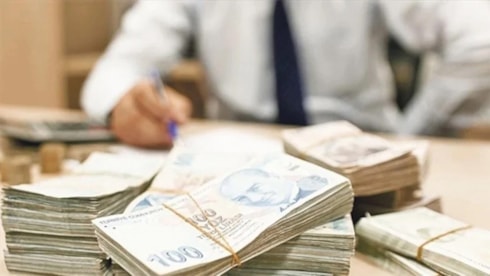 Hazine mayısta 300 milyar TL açık verdiMayıs ayında da Türkiye'nin bütçe gelirleri giderlerini karşılayamadı. Mayısta gelir 1 trilyon 86,2 milyar lira olurken giderler 1 trilyon 384,4 milyar lira olarak hesaplandı. Buna göre aylık cari açık mayısta -298 milyar 223 milyon lira, ocak-mayıs döneminde d