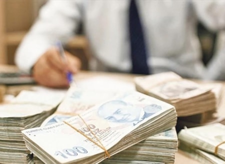 Vergi denetiminde rekor artışVergi Denetim Kurulu'nun yılın ilk yarısında yürüttüğü kapsamlı denetim ve saha incelemeleri sonucunda tespit edilen matrah farkı, geçen yılın aynı dönemine göre yüzde 57 artarak 354,2 milyar liraya ulaştı.