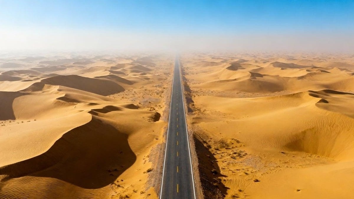 Bu yolda yön değiştirmek imkansız: 240 kilometre boyunca tek bir viraj bile yok